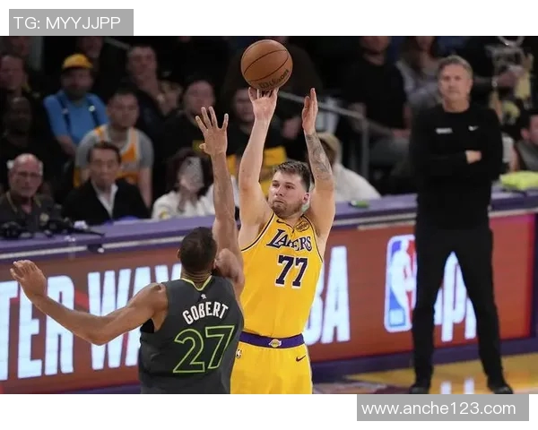 东契奇飞抵费城加入湖人!周一复出战76人 詹姆斯状态升级也有望回归